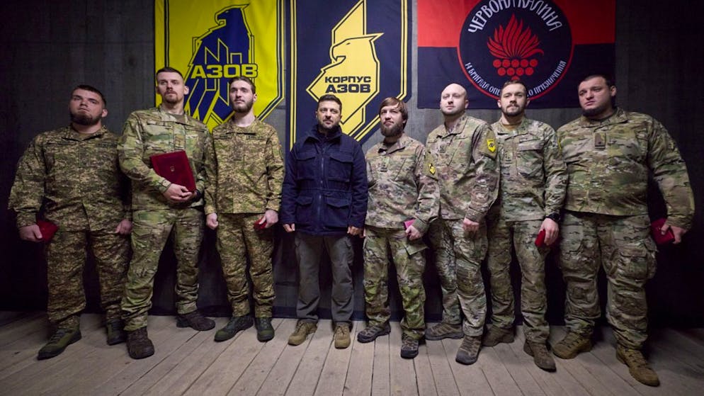 Guerra in Ucraina. «Feroci battaglie» a Pokrovsk, Zelensky raggiunge le truppe nel Donetsk