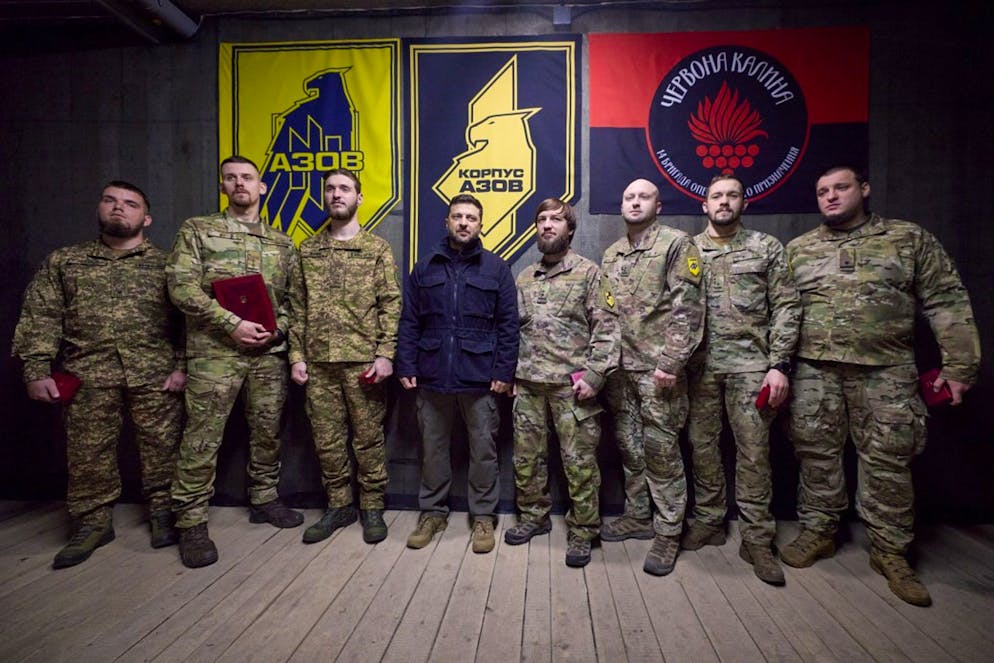 Il presidente ucraino Volodymyr Zelensky posa per una foto con i militari vicino alla città di Pokrovsk, nella regione di Donetsk.