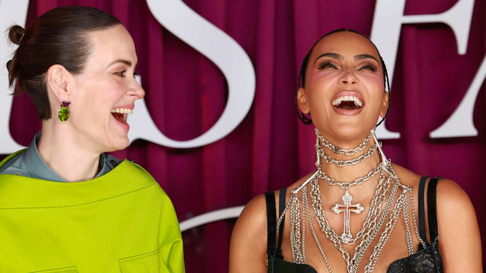 Coppia inedita, ma affiatata. Sarah Paulson e Kim Kardashian scatenate: colpo sul sedere e il curioso aneddoto...