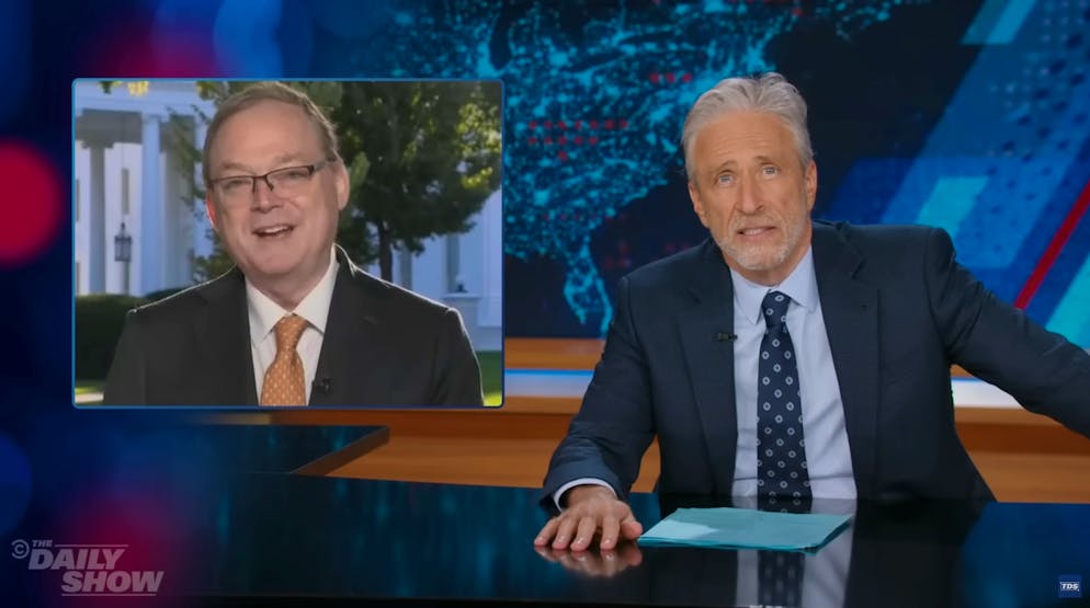 Kevin Hassett fragt, ob man Notmittel auch wirkich für die aktuelle Notlage nutzen soll. Jon Stewart kann es nicht fassen.