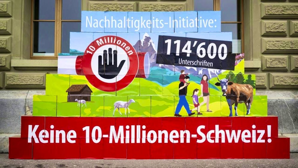 The responsible Council of States committee wants the "No 10 million Swiss" initiative to be put to the ballot box without a counter-proposal. The committee is proposing a "no" to the initiative itself (archive image).