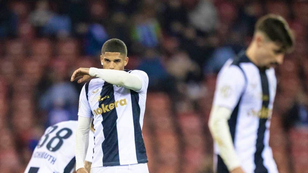 Former FCZ player Daniel Denoon (center) will stand trial in mid-November. He is alleged to have defrauded the online retailer Galaxus of over CHF 70,000. (archive picture)