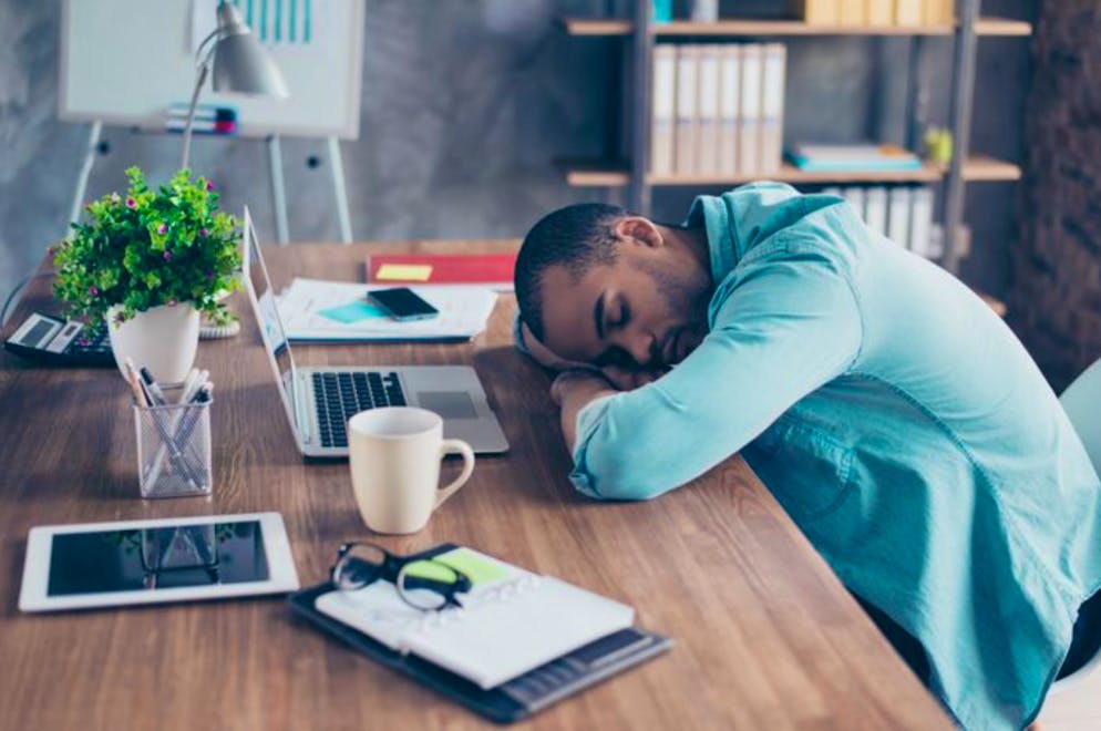 Zirkadianer Rhythmus: So tickt unsere innere Uhr. Die sogenannte Siesta kennst du vielleicht aus deinen Badeferien am Mittelmeer: Gerade kleinere Läden schliessen dort zwischen 14 und 17 Uhr, damit sich alle eine Pause gönnen können. Auch für dich kann ein Powernap um diese Zeit wahre Wunder fürs Wohlbefinden bewirken.