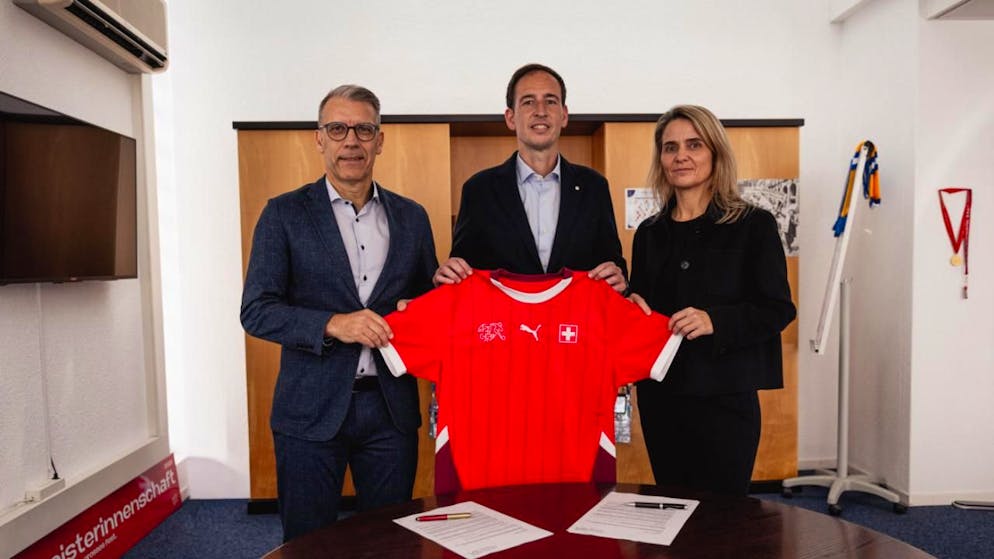 Rafel Navarro flankiert von Peter Knäbel, Präsident und Marion Daube, Direktorin Frauenfussball beim SFV