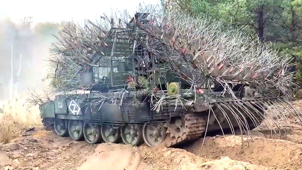 Sehen aus wie in Mad Max. Putins Stachelschweine – So sollen Russlands Panzer Drohnen trotzen