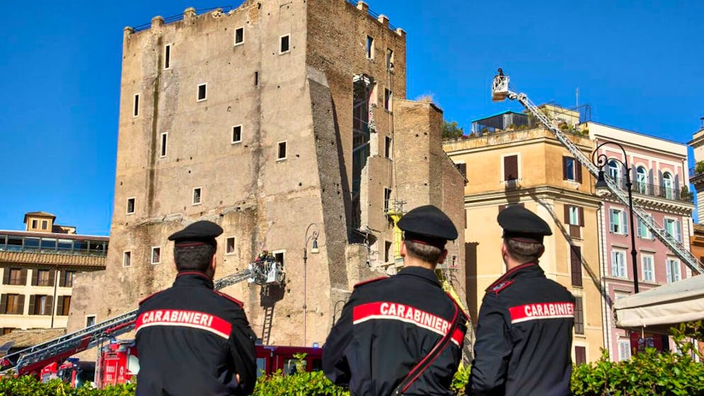 Geretteter Mann stirbt nach Turmeinsturz im Krankenhaus.(Archivbild)
