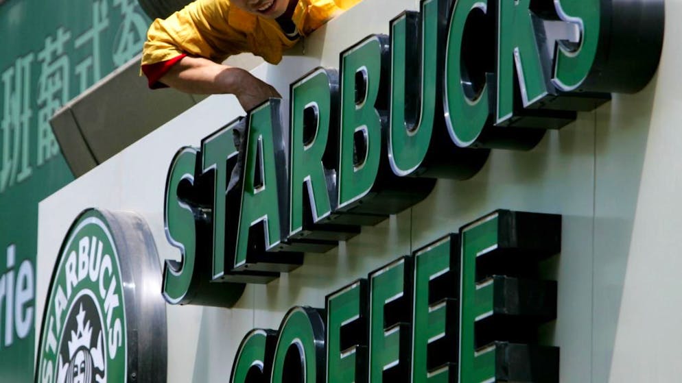 Starbucks a notamment pâti d'un ralentissement de la consommation sur fond de morosité économique ainsi que de la montée en puissance de la concurrence, en particulier la start-up locale Luckin Coffee. (archives)