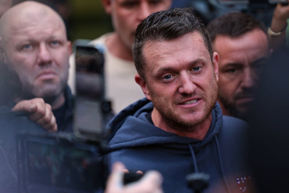 L'activiste d'extrême droite britannique Tommy Robinson (à droite), de son vrai nom Stephen Yaxley-Lennon, s'adresse aux médias à son arrivée au tribunal de première instance de Westminster à Londres, le 4 novembre 2025.
