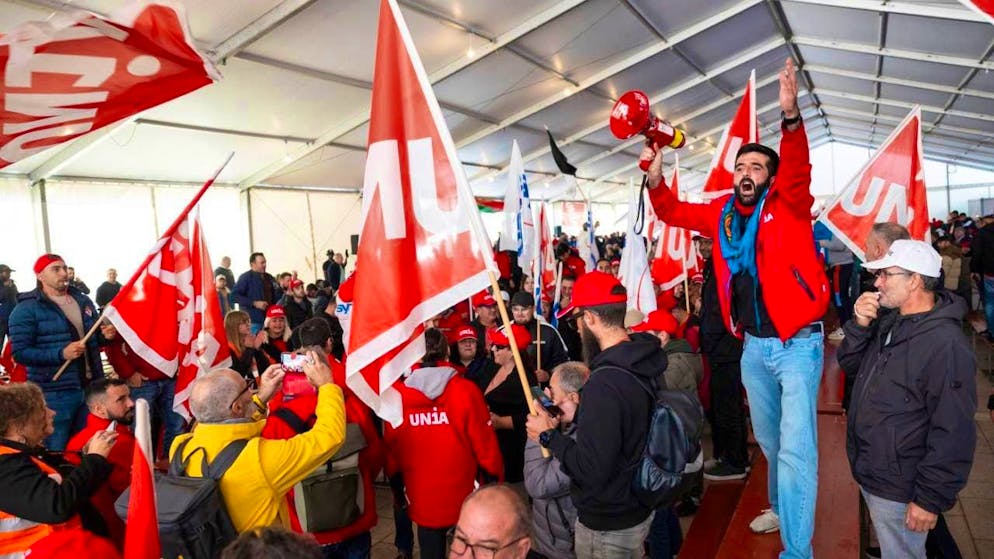 Around 7000 construction workers at demonstration in Lausanne - Gallery. Bricklayers from all over French-speaking Switzerland mobilized in large numbers in Lausanne-Ouchy on Tuesday to protest against the deterioration in their working conditions.