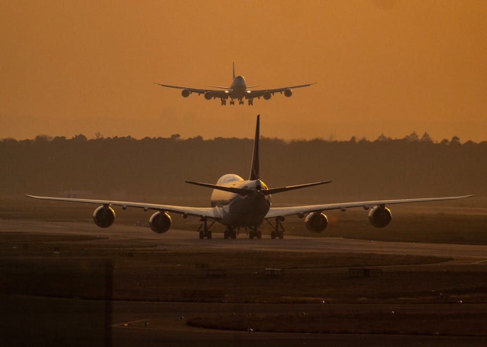Die geheimen Codes der Flight Attendants. Anderen Quellen zufolge wird das vorwiegend bei deutschsprachigen Crews benutzte «Hugo» anders dekodiert: als Akronym für die Bezeichnung «Heute unerwartet gestorbenes Objekt». Im internationalen Flugraum werden tote Passagiere und Passagierinnen an Bord mit dem Kürzel «HR», also «Human Remains», beschrieben. Übersetzt bedeutet das «sterbliche Überreste».