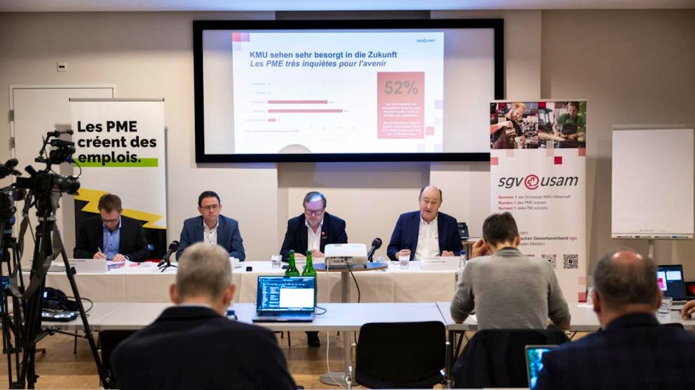 Der Schweizerische Gewerbeverband stellt die Ergebnisse seines KMU-Barometers in Bern vor.