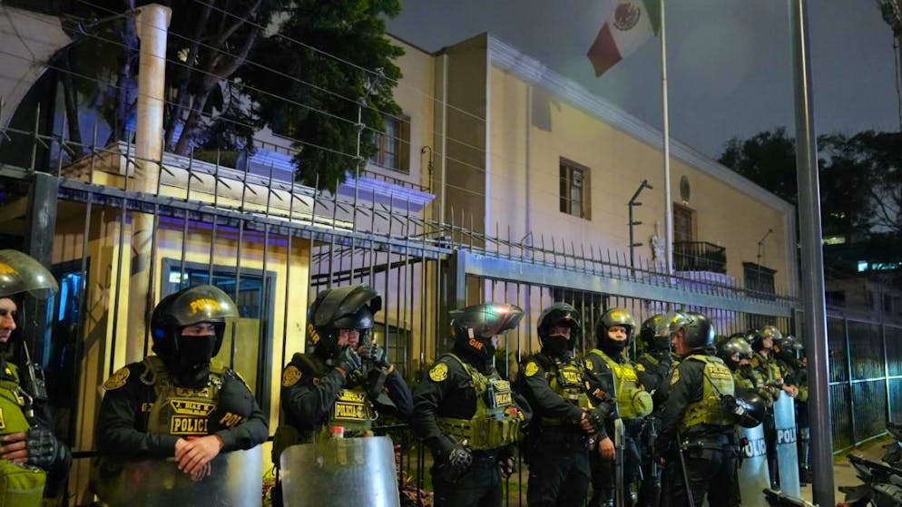 dpatopbilder - Polizisten bewachen die mexikanische Botschaft in Lima. Foto: Martin Mejia/AP/dpa