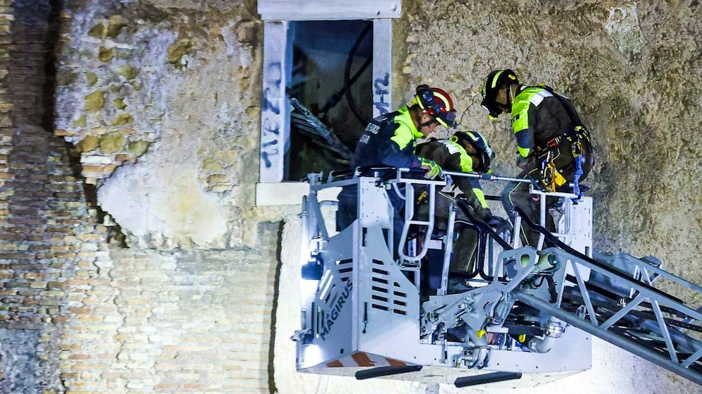Trapped construction worker dies after tower collapse in Rome - Gallery. Firefighters rescued the worker trapped under the rubble.
