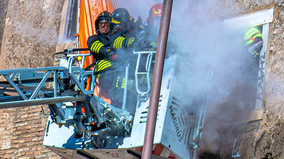 Trapped construction worker dies after tower collapse in Rome - Gallery. Another part of the tower collapsed during the fire department's rescue operation.