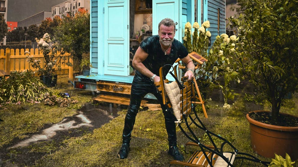 Jenke von Wilmsdorff moved into a tiny house in a climate-controlled hall in Belgium in the fall of 2022 and was exposed to a plague of insects, among other things.