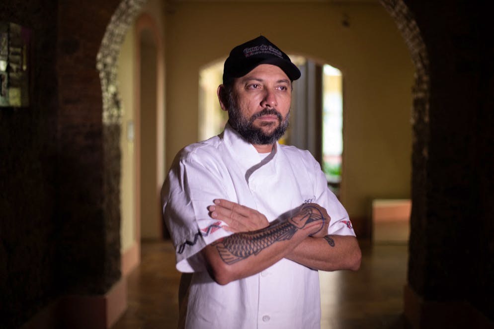 Le chef Saulo Jennings pose dans son restaurant Casa do Saulo Quinta de Pedras à Belém, dans l'État du Pará, au Brésil, le 1er novembre 2025. Jennings, figure de proue de la cuisine du nord du Brésil, a récemment refusé de préparer le banquet du prix Earthshot à Rio de Janeiro, organisé par le prince William d'Angleterre, après que les organisateurs lui aient demandé un menu entièrement végétalien, ce qu'il a qualifié de « manque de respect » envers les traditions culinaires amazoniennes. Il est toutefois prêt à impressionner les chefs d'État lors de la COP30 qui se tient cette semaine avec des plats mettant en valeur les ingrédients végétaux et animaux de la plus grande forêt tropicale du monde. (Photo de Thiago GOMES / AFP)