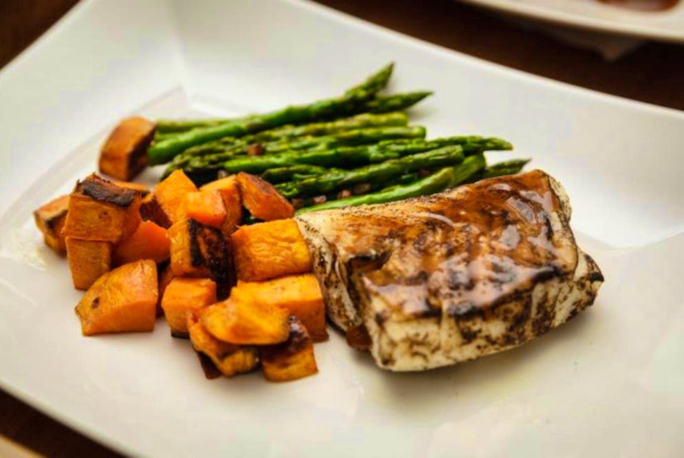 Circadian rhythm: How our inner clock ticks. The following applies to a healthy diet: there should be a break of around four hours between meals. An early dinner around 6 p.m. is ideal for your body and digestion. It is best to eat light carbohydrates such as sweet potatoes or protein-rich foods such as fish.