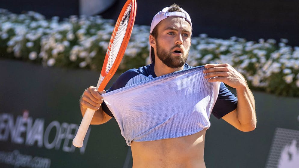 Johan Nikles kriegt immer mal wieder Hassbotschaften von Sportwettern. (KEYSTONE/Martial Trezzini)