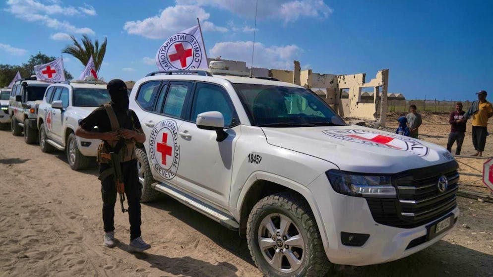 ARCHIVE - A masked Hamas gunman stands next to Red Cross vehicles. Photo: Abdel Kareem Hana/AP/dpa/Symbolic image