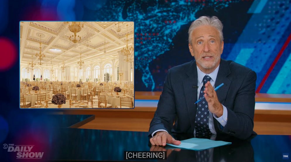 [Cheering]: Stewart vergleicht Trumps Ballsaal mit dem Innersten der Königin von Frankreich und Navarra.