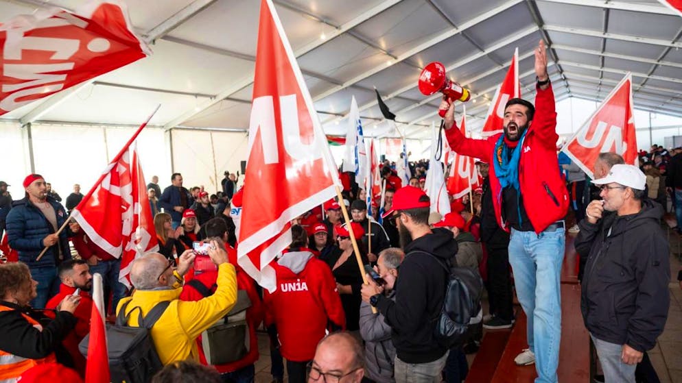 Rund 7000 Bauarbeiter an Kundgebung in Lausanne - Gallery. Maurer aus der ganzen Westschweiz mobilisierten sich am Dienstag in grosser Zahl in Lausanne-Ouchy, um gegen die Verschlechterung ihrer Arbeitsbedingungen zu protestieren.