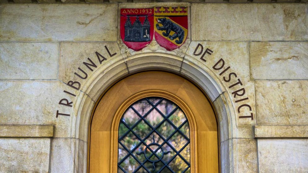 Die Zweigstelle Moutier des Regionalgerichts Berner Jura-Seeland verurteilte einen Mann wegen Mordes zu sechzehn Jahren Freiheitsstrafe. (Symbolbild)