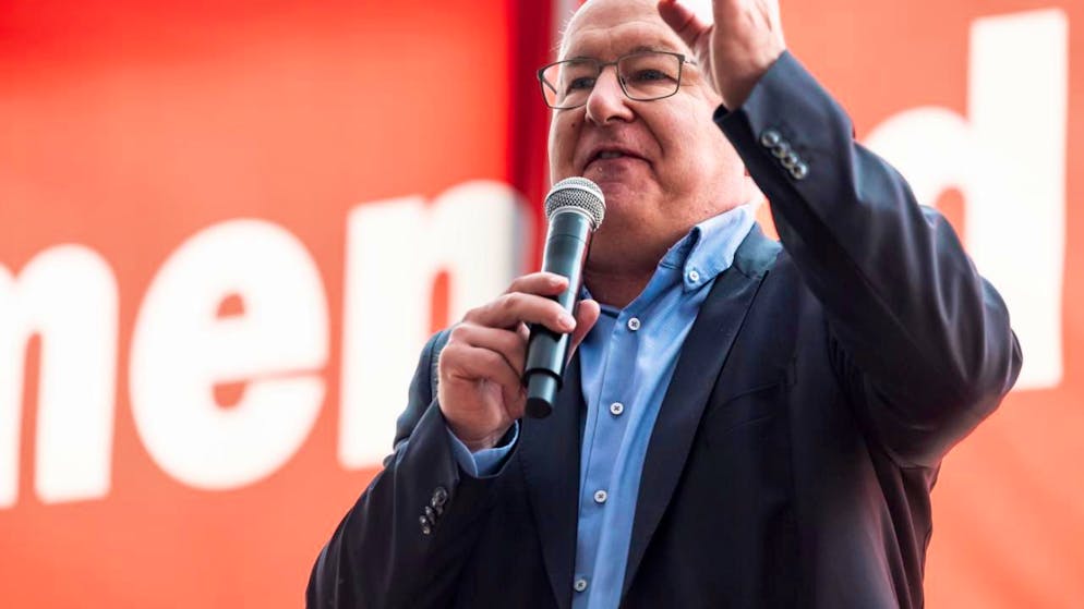 Rund 7000 Bauarbeiter an Kundgebung in Lausanne - Gallery. Pierre-Yves Maillard, Präsident des Schweizerischen Gewerkschaftsbundes, kam, um die Bauarbeiter am zweiten Tag des Streiks in der Westschweiz zu unterstützen.