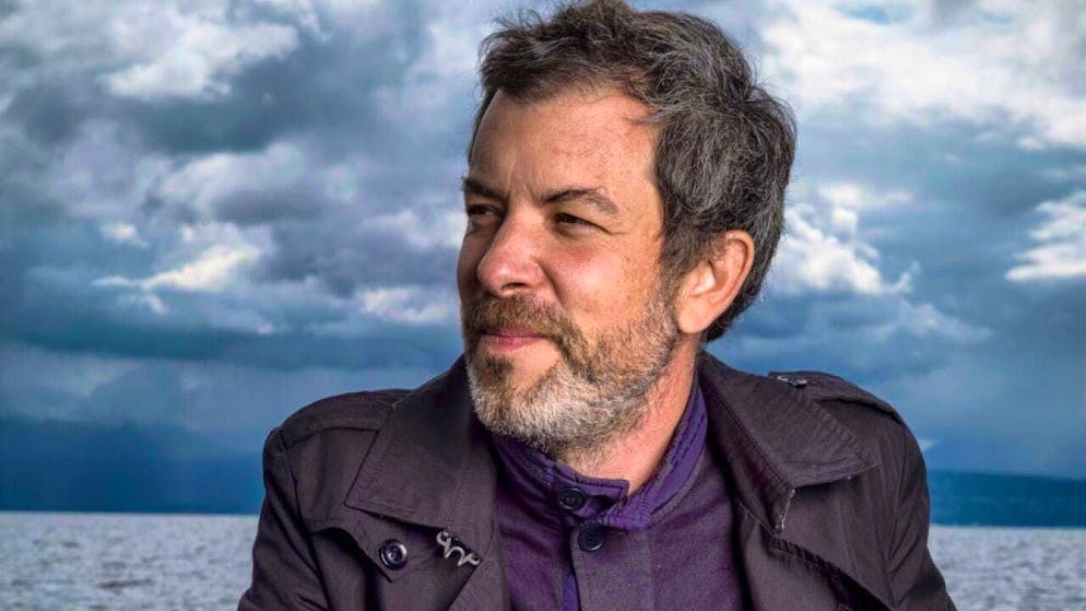 In "The Voyage of the Salem", Swiss author Pascal Janovjak investigates a spectacular case of fraud in maritime history. The novel is a search for clues that combines the historical facts surrounding the sinking of the oil tanker Salem with literary elements.