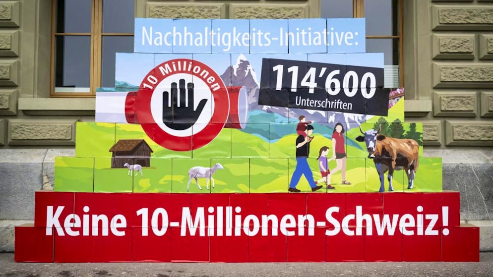 Secondo l'iniziativa popolare "No a una Svizzera da 10 milioni! (Iniziativa per la sostenibilità)", la popolazione residente permanente in Svizzera non deve superare i dieci milioni di persone entro il 2050.
