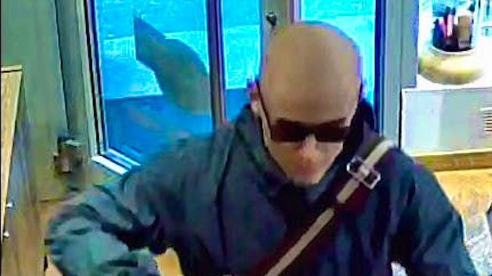 Con sé una misteriosa scatola. La polizia di Lucerna diffonde la foto di un rapinatore mascherato: qualcuno l'ha visto?