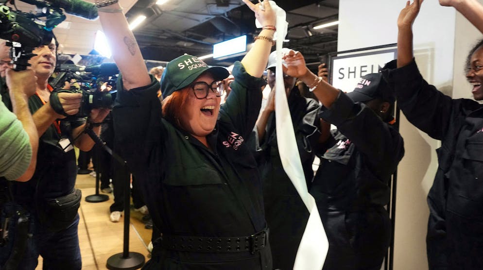 Un employé réagit lors de l'ouverture du premier magasin physique du géant asiatique du commerce électronique Shein au grand magasin Bazar de l'Hôtel de Ville (BHV) à Paris, le 5 novembre 2025.