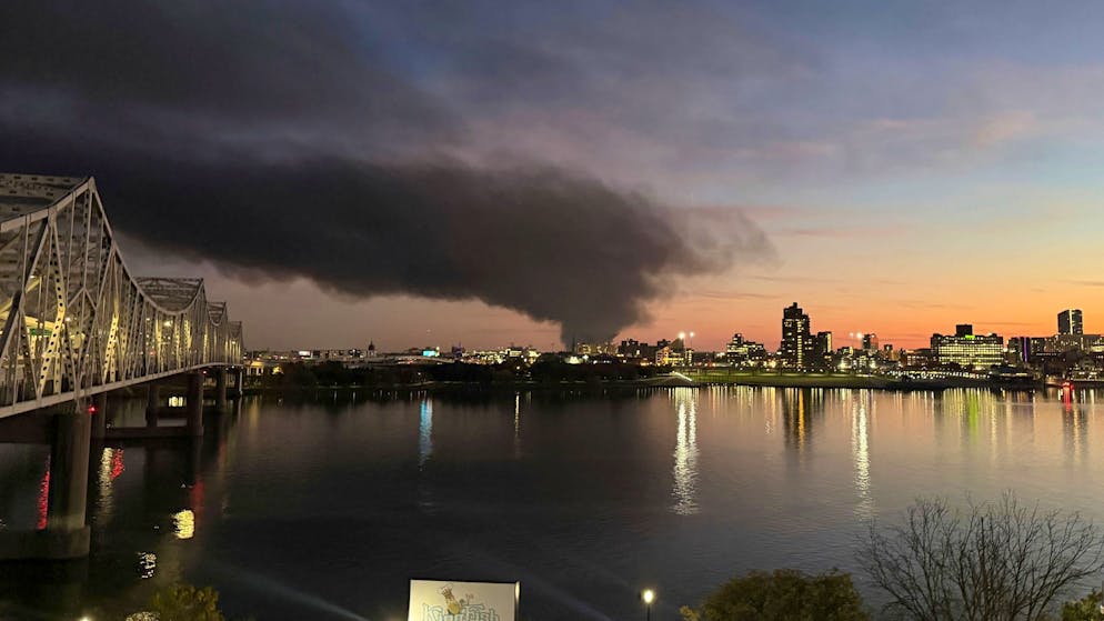 Mindestens sieben Tote bei Flugzeugabsturz in USA - Gallery. Die Rauchsäule über dem Absturzort war kilometerweit zu sehen.