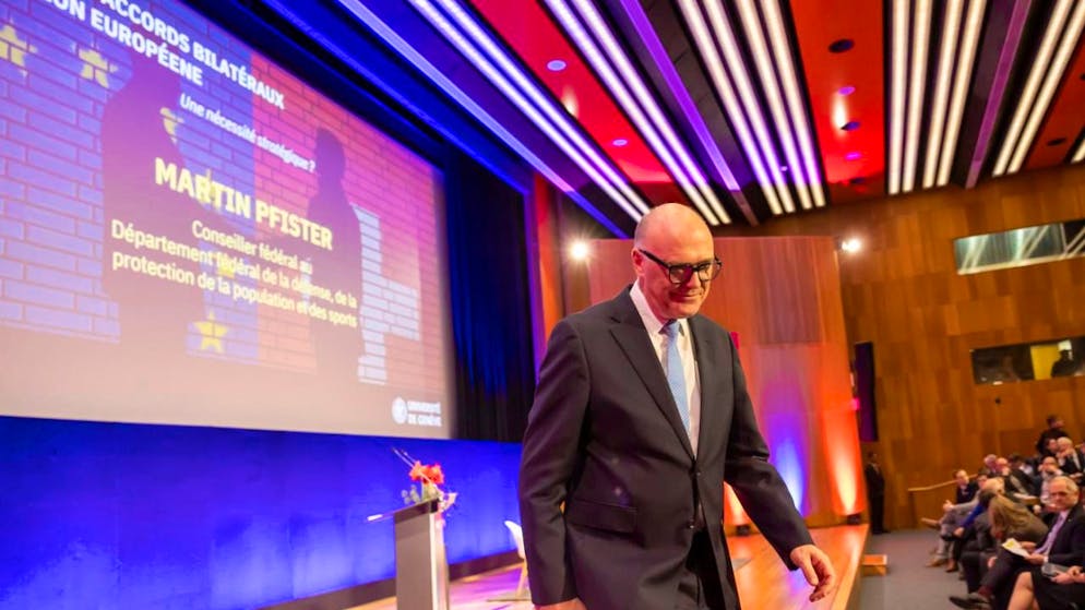 Nach einem Unterbruch durch Pfiffe und Buhrufe konnte Bundesrat Martin Pfister seinen Vortrag über die Bilateralen III an der Universität Genf doch noch halten.