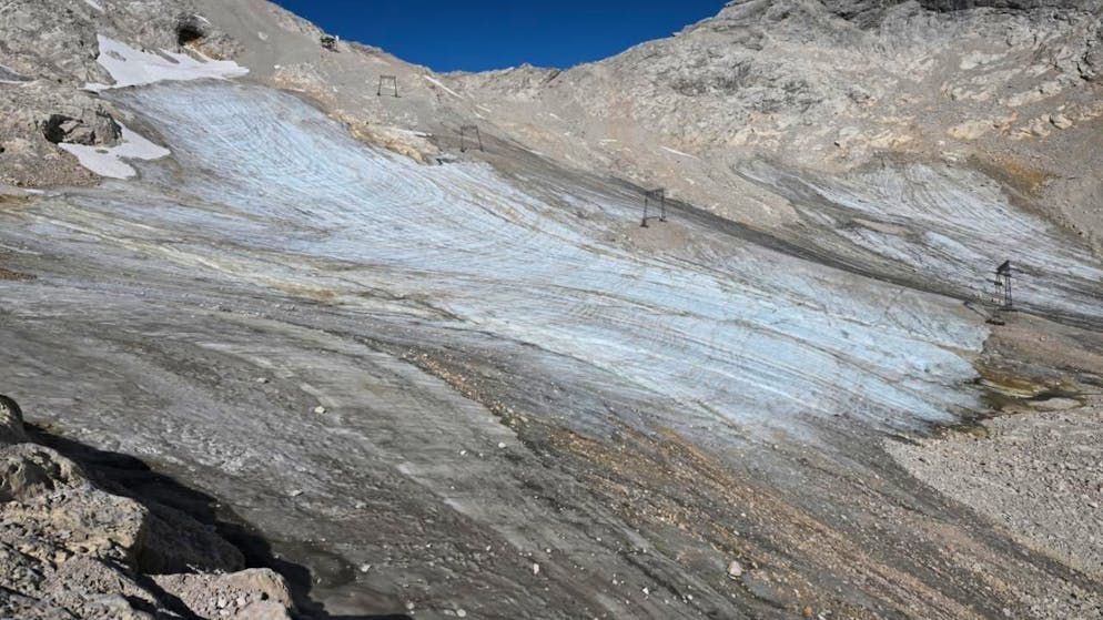 PRODUKTION - Kaum noch Schnee aber dafür viel Geröll liegt auf dem Nödlichen Schneeferner - Gletscher auf dem Zugspitzplatt. Foto: Angelika Warmuth/dpa