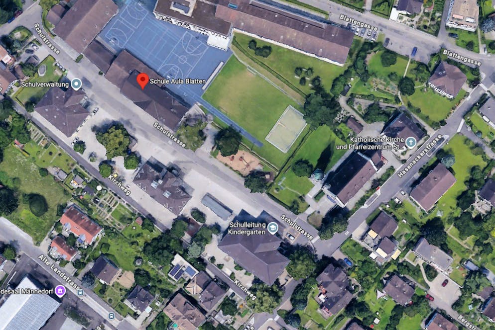 An der Hasenackerstrasse laden die Eltern ihre Kinder ab. (rechts zu sehen)