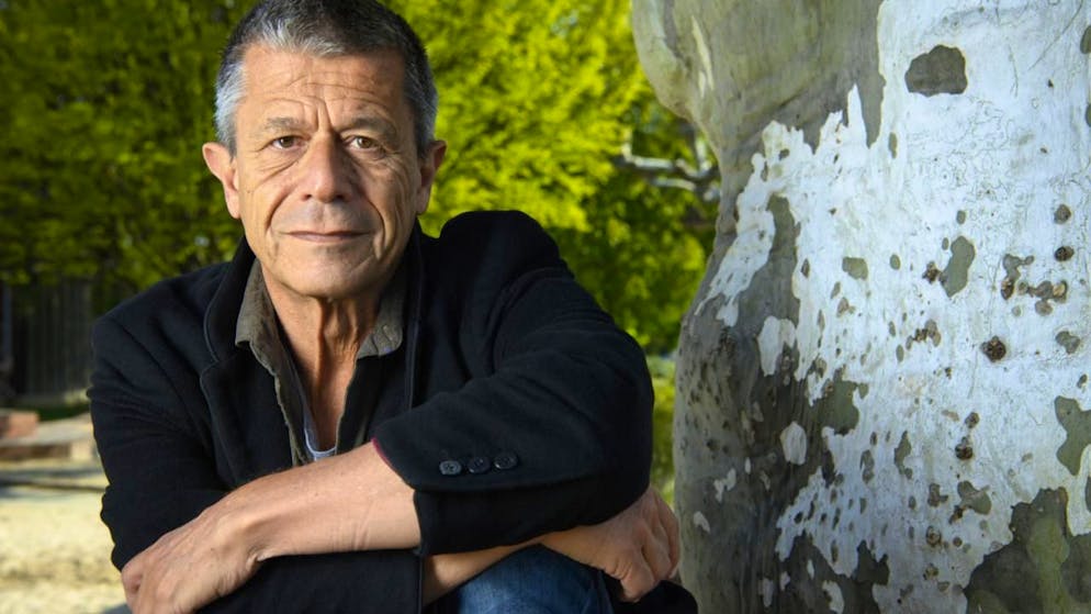 L'écrivain Emmanuel Carrère remporte le Prix Médicis 2025 avec le livre "Kolhoze".