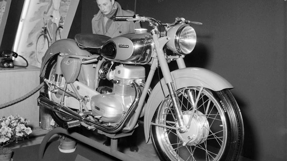 Una Motosacoche da 250 centimetri cubici di cilindrata al 23esimo Salone dell'auto di Ginevra nel marzo 1953.
