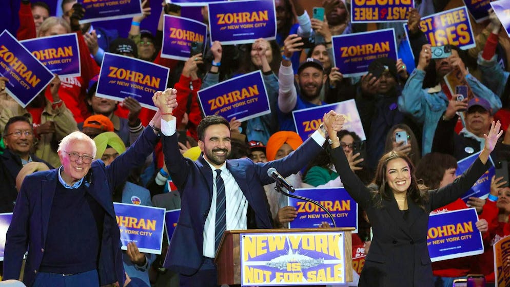 US Senator Bernie Sanders (l.) and Congresswoman Alexandria Ocasio-Cortez (r.) supported Zohran Mamdani (m.) in the election campaign. (October 26, 2025)
