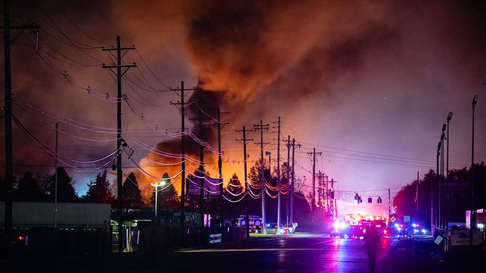 Mindestens sieben Tote bei Flugzeugabsturz in USA - Gallery. Die Maschine stürzte unmittelbar nach dem Start - und mutmasslich vollbetankt - ab.