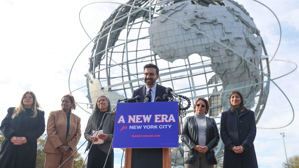 Zohran Mamdani spricht vor seinem Übergangsteam, das ausschliesslich aus Frauen besteht.