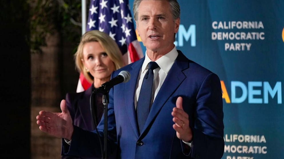 Der kalifornische Gouverneur Gavin Newsom spricht während einer Pressekonferenz am Wahlabend im Büro der Demokratischen Partei Kaliforniens. Foto: Godofredo A. Vásquez/AP/dpa