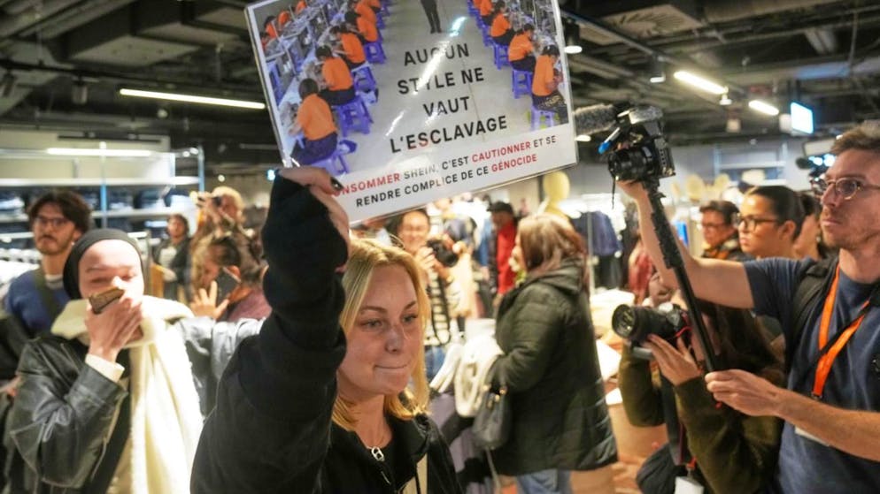 Manifestanti si sono introdotti nel negozio di Shein al Bazar de l'Hotel de Ville (BHV) e sono poi stati portati fuori dal servizio d'ordine.