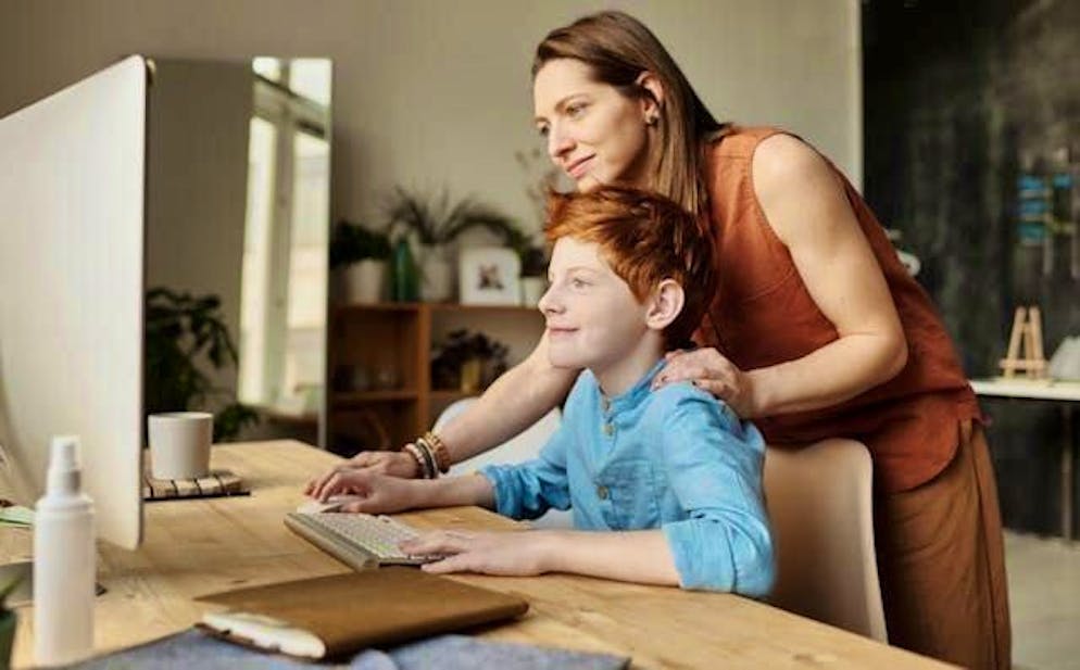 A firewall alone does not keep Internet dangers at bay, but prevention and education do. Guides help parents to provide the right support.