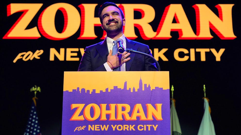 New Yorks nächster Bürgermeister bei seiner Siegesansprache am 4. November 2025: Zohran Mamdani verspricht unter anderem eine Mietpreisbremse und Gratis-Kinderbetreuung.