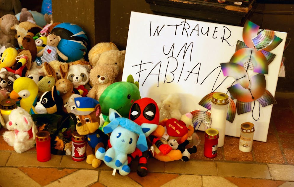 Kuscheltiere und Kerzen zum Gedenken an Fabian. 