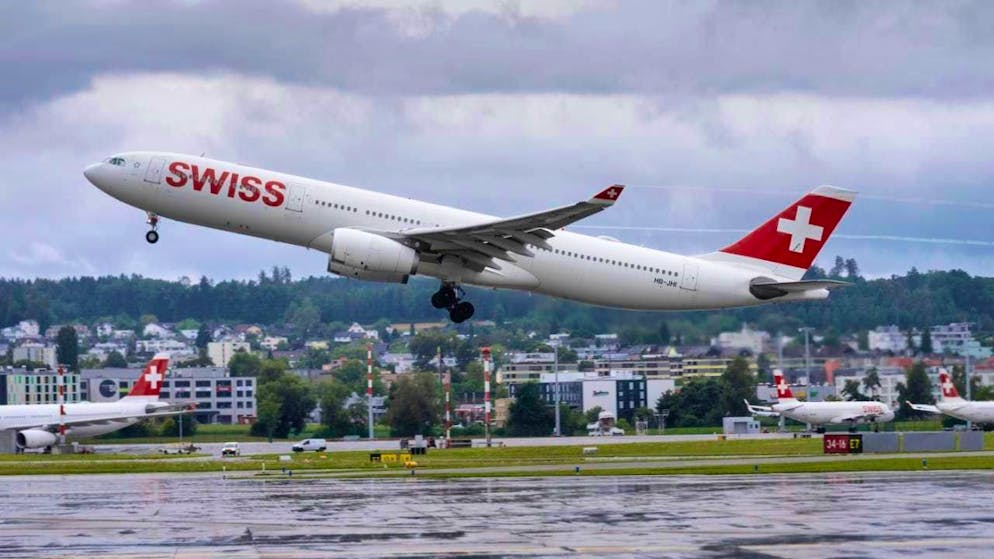 Swiss ground staff will receive one percent more pay in 2026. (archive image)