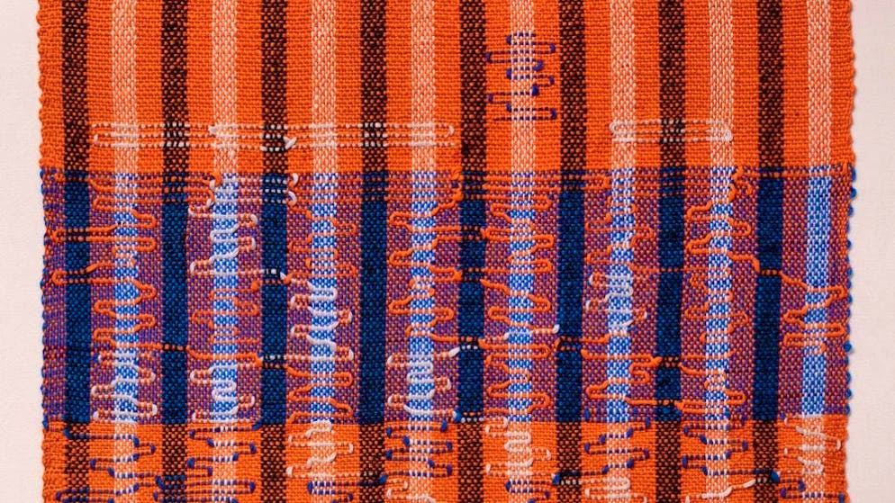 The textile work "Intersecting" from 1962 by Anni Albers in the retrospective at the Zentrum Paul Klee in Bern.