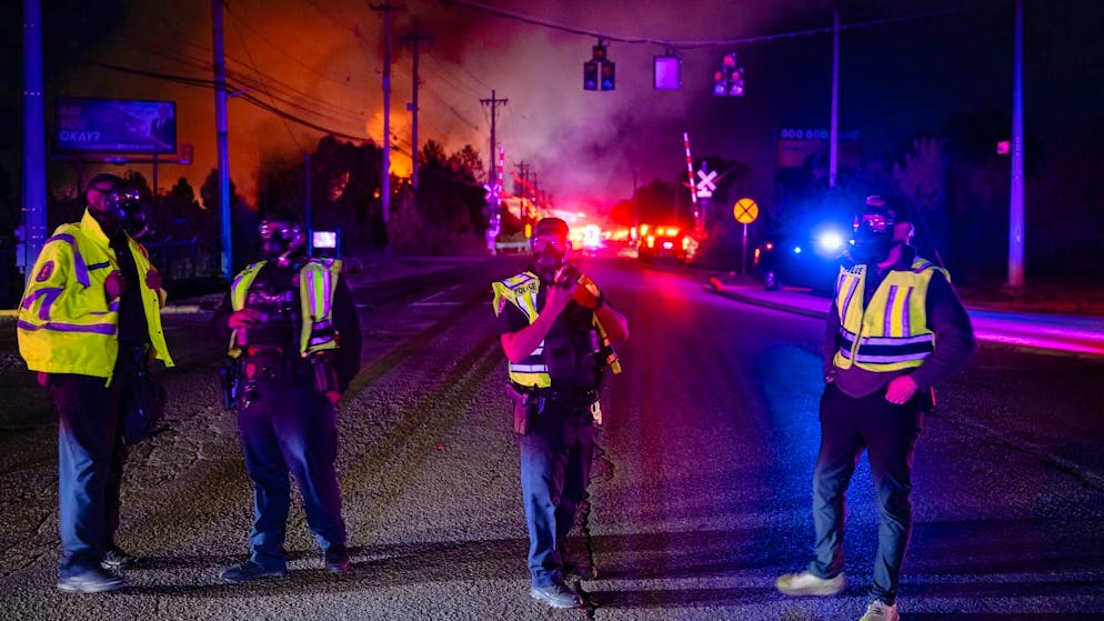 At least seven dead in plane crash in USA - Gallery. The rescue workers are likely to face a long night.