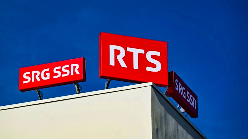 Selon un sondage publié mercredi par «20 Minuten» et Tamedia, la moitié des votants (50%) se disent favorables à une réduction à 200 francs de la redevance, alors que 48% s'y opposent.