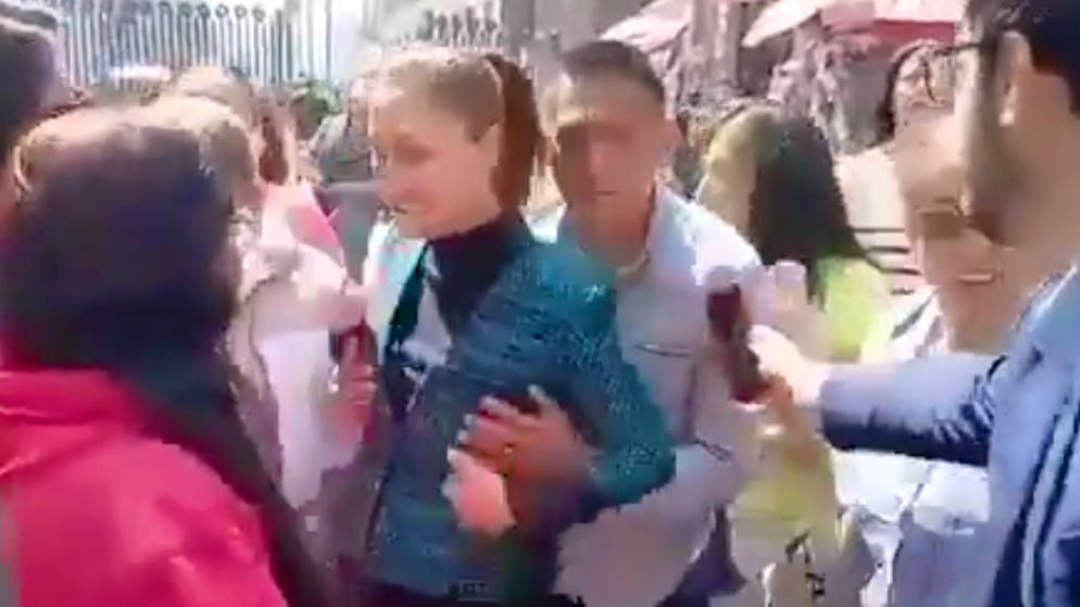 Elle reste cool.... Ivre, il tripote la présidente du Mexique en pleine rue!